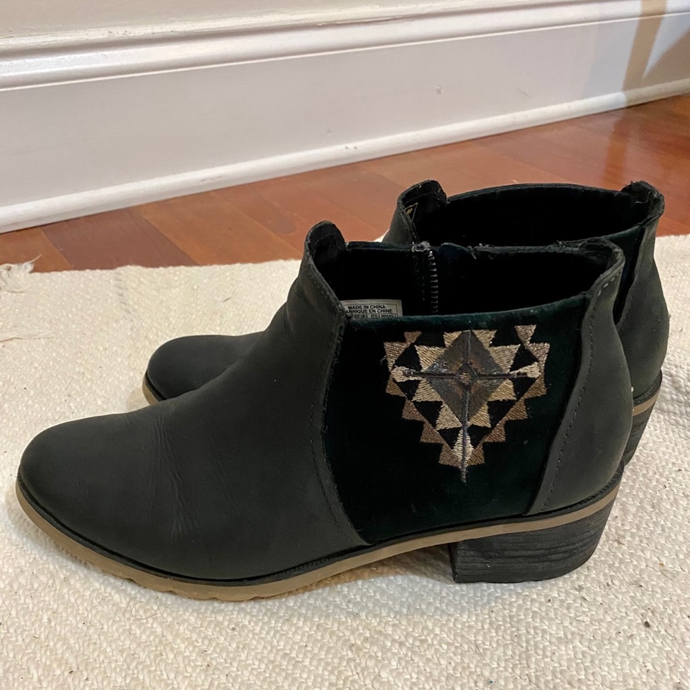 Reef boots in matte leather with emerald detail